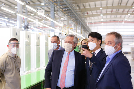 El Presidente ayer, en la planta de Visuar y Samsung