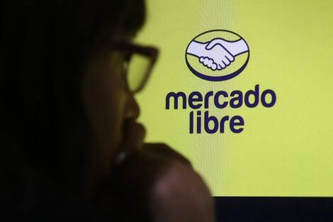 Compró una computadora por Mercado Libre y le enviaron una botella de licor