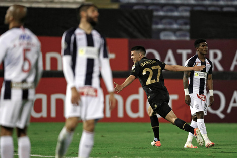 Banega festeja el esperado gol del 1-0 en el estadio Alejandro Villanueva de Lima.