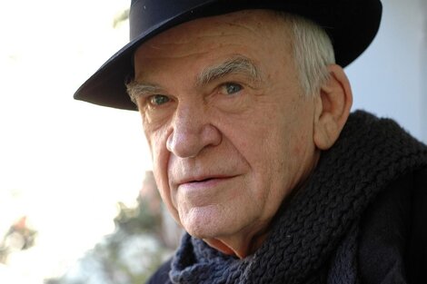 Kundera vive en París y tiene 91 años. 