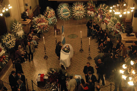 En 2009 muere Mercedes Sosa a los 74 años y se realiza un multitudinario velorio en el Congreso. 