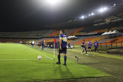 Carlos Tevez, ejecuta el  tiro de esquina en el estadio Atanasio Girardot sin público.