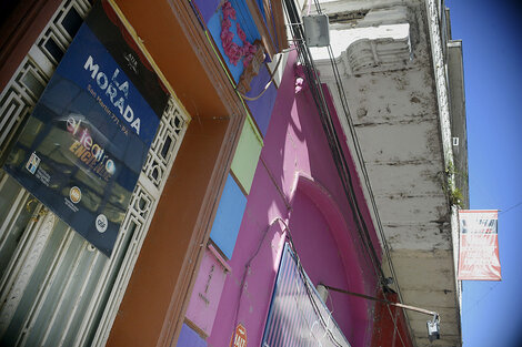((((foto 1))))) Teatros independientes como La Morada reclaman ser escuchados.  (((Foto 2)))) Casa Brava generó una original forma de exteriorizar la situación.