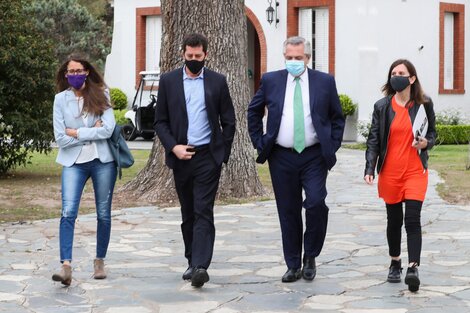 Alberto Fernández con los ministros Wado de Pedro y Eli Gómez Alcorta y la titular de Anses, Fernanda Raverta. 