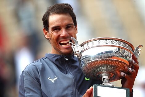 Rafael Nadal, con el trofeo que logró en 2019, bajo condiciones diferentes a las actuales.