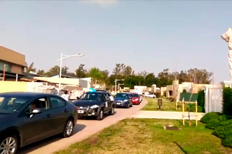 En vísperas del fallo del martes sobre la causa por la anulación de los traslados de los jueces Pablo Bertuzzi, Leopoldo Bruglia y Germán Castelli, manifestantes antigobierno realizaron una protesta frente a la casa de Ricardo Lorenzetti.