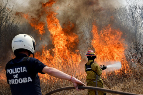 Diez aviones y 300 bomberos contra los incendios forestales en Córdoba