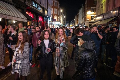 Boris Johnson ordenó el cierre de bares a partir de las 22.