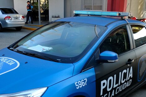 Un policía de la Ciudad se atrincheró a los tiros en su casa