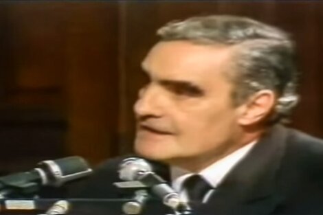 En 1985 Emilio Eduardo Massera pronuncia su cínico alegato en el juicio a las Juntas, en el que asegura que se libró "una guerra". A los dos meses lo condenan junto a los otros represores. 