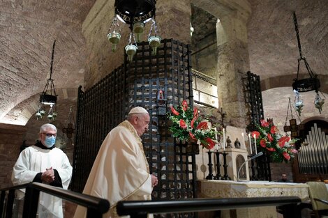 El Papa celebra una misa en la cripta de la basílica de San Francisco.