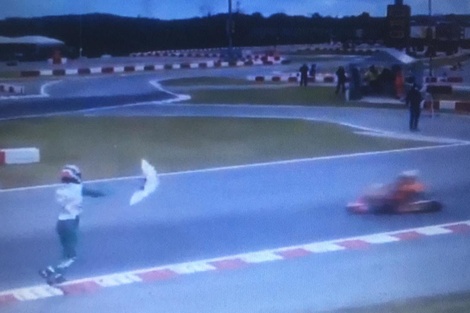 El momento en que Corberi le arroja parte delantero de su kart a Paolo Ippolito en plena carrera.