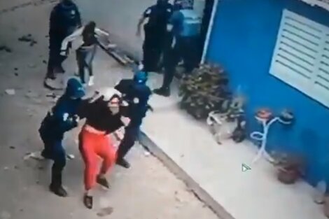 La Policía de Córdoba agredió a una joven de un comedor de Barrios de Pie