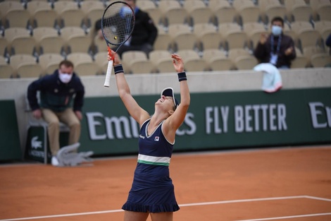 Nadia Podoroska, festeja su cuarta victoria en Roland Garros.