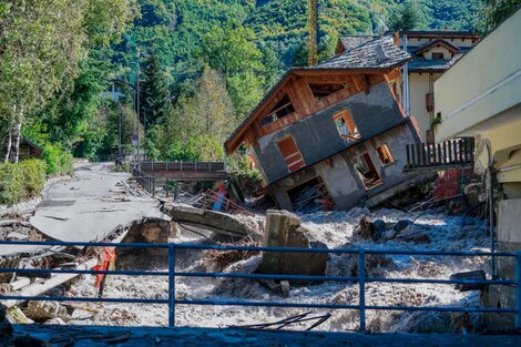 En el Piamonte, un torrente arrasa con una vivienda.