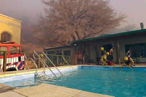 Este lunes fueron evacuadas 26 personas y cuatro brigadistas resultaron heridos en las sierras cordobesas.