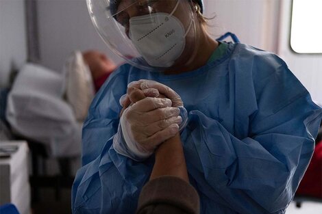 "La nueva prioridad debería ser doble: cuidar mejor a los trabajadores de la salud, y tomar la iniciativa en la comunicación social que habilite un nuevo capítulo de cuidados."