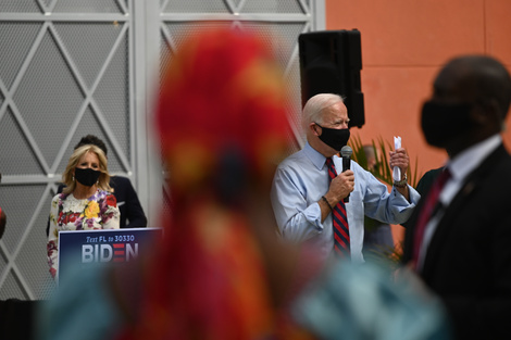 Biden haciendo campaña en el barrio haitiano de Miami, estado de Florida.