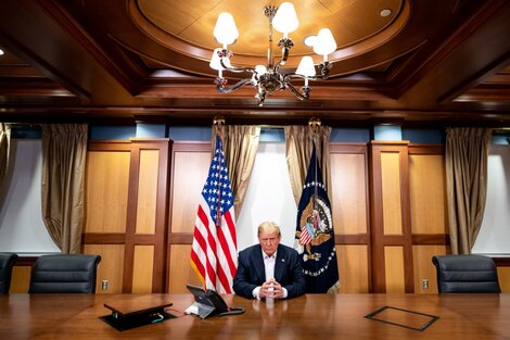 Trump se comunica con su jefe de gabinete desde la sala de conferencias de la clínica Walter Reed. 