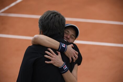 Nadia Podoroska abraza a su entrenador Juan Pablo Guzmán.