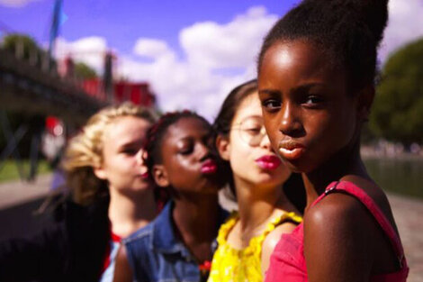 La película cuenta la historia de una niña senegalesa ed familia musulmana tradicional que se muda a París y se suma a un grupo de baile de twerk.