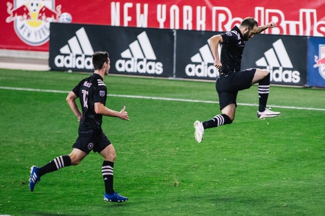 Higuaín quebró la mala racha con un golazo de tiro libre