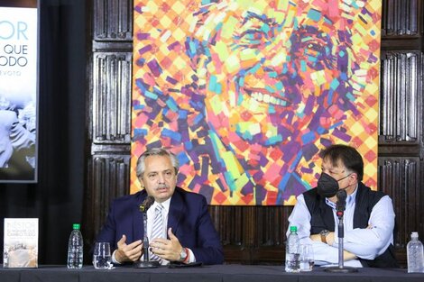 El Presidente junto a Topo Devoto, compilador del libro.