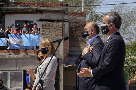 El acto en villa Banana incluyó teleconferencia con el presidente desde Ezeiza.