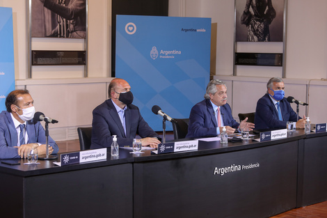 Alberto Fernández en el Salón de las Mujeres junto a los gobernadores Gutiérrez, Perotti y Morales.