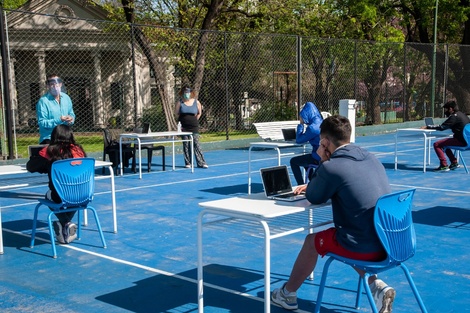 La ciudad de Buenos Aires comenzará el martes su plan gradual de "actividades de acompañamiento educativo" en los patios de las escuelas, para alumnos que cursen el último año de la secundaria, aunque con el rechazo de los gremios UTE y Ademys. 