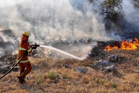 Incendio en la autopista Córdoba-Carlos Paz: las llamas rodearon una estación de servicio