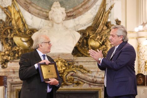 Al recibir hoy en Casa Rosada a Adolfo Pérez Esquivel para homenajearlo por el premio Nobel de la Paz recibido hace cuarenta años, Alberto Fernández lo presentó como un modelo a seguir por argentinos y argentinas.