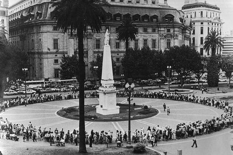 En 1977, 12 mujeres dan comienzo a la lucha de Abuelas de Plaza de Mayo por la aparición de los nietos apropiados durante la última dictadura cívico militar.