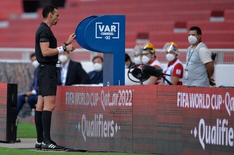 El VAR debutó haciendo tiempo y con mucha polémica