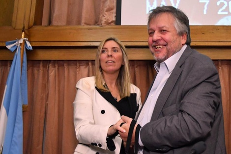 La jueza Capuchetti, al asumir en su cargo, en 2019, junto a Stornelli.