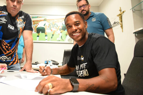 La imagen es del sábado pasado, cuando Robinho firmó su contrato con Santos.