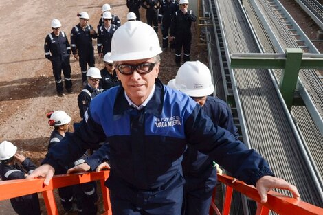 Mauricio Macri en visita a Fortín de Piedra, Vaca Muerta, en 2017. Detrás, Paolo Rocca.