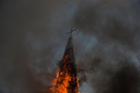 La cúpula de la pequeña iglesia de la Asunción en llamas.