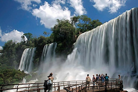 Con un ojo en el turismo y otro en el coronavirus