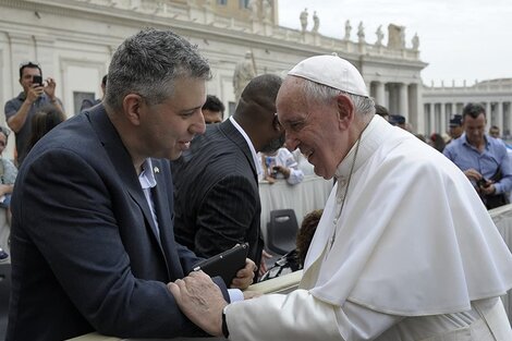 El cineasta Evgeny Afineevsky junto al Papa Francisco.