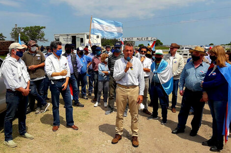 El ex ministro de Macri en la puerta del campo que ocupa su hermana. 