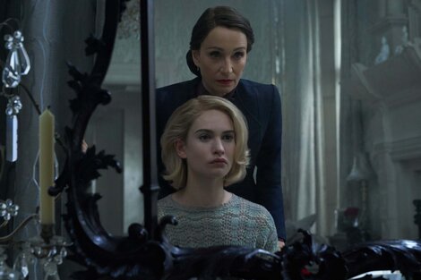 Kristin Scott Thomas como Mrs.Danvers y Lily James como la nueva señora De Winter. 
