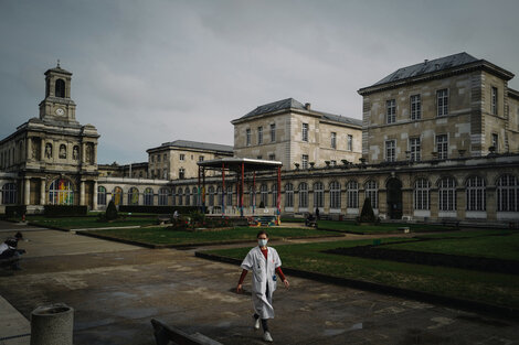 El frente desolado de un hospital en París.