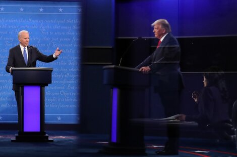 Biden le habla a Trump durante el último debate presidencial.