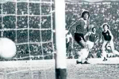 Bochini ya palpita su gol, mientras Fillol lo sufre, en la final del Nacional '78 en enero de 1979.