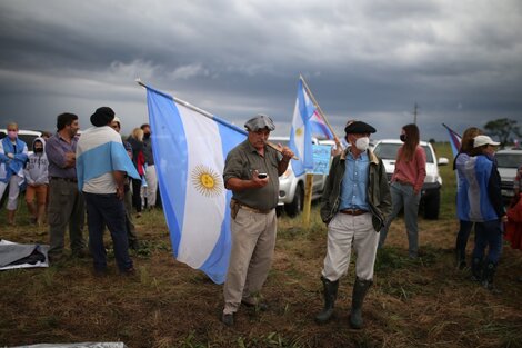 Banderazo de Luis Etchevere: le corearon "zurdo" a Juan Grabois y dijeron que Cristina Kirchner les paga a los "vagos"