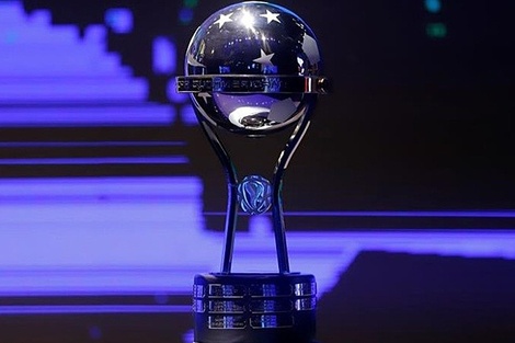 El preciado trofeo para el campeón de la Copa Sudamericana.