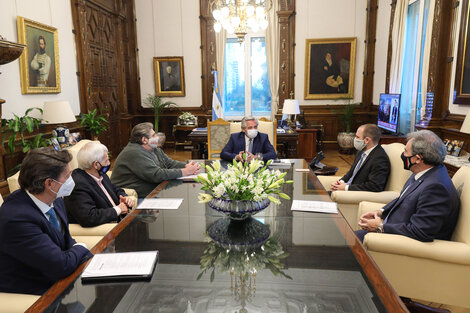 Alberto Fernández con integrantes de la mesa automotriz