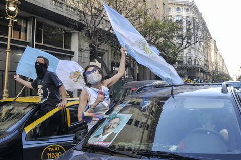 La "Caravana de las mil flores" inundó el centro porteño.