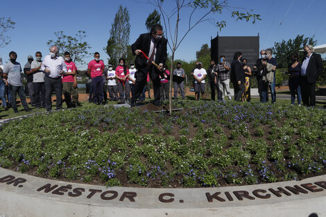 Mil flores y un árbol en Tecnópolis por Néstor Kirchner.